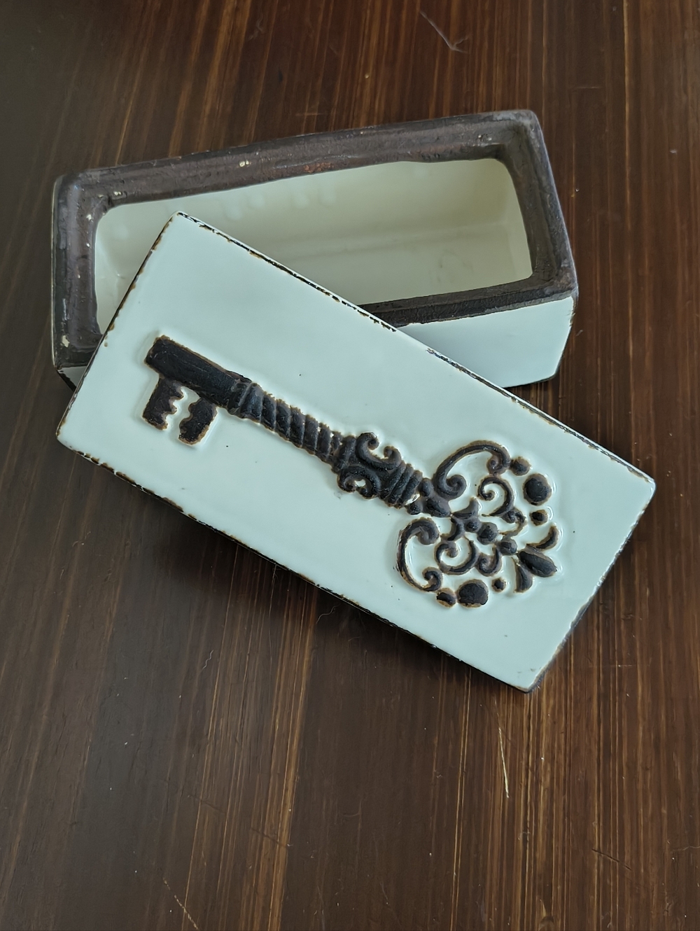 Pier 1 Decorative Ceramic Trinket Box with Key Motif - White Brown